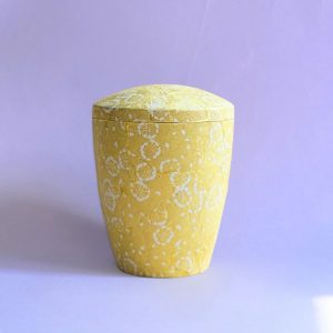 babyurne mit pusteblumen gelb
