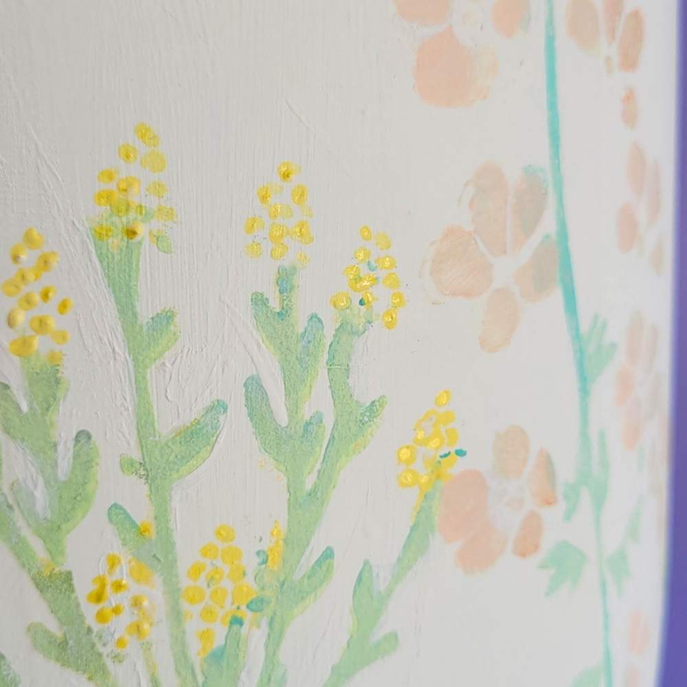 urne mit gelben blüten
