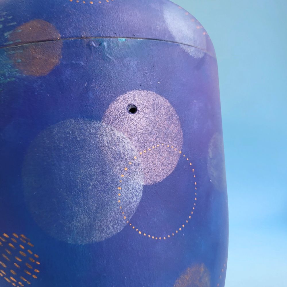 urne mit ornamentmuster blau